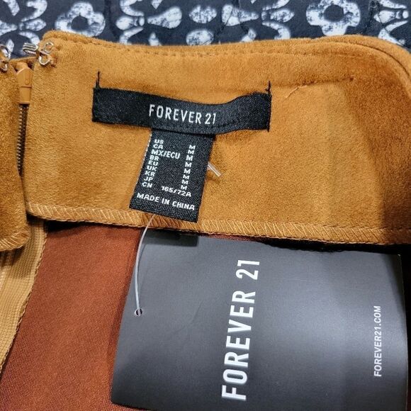 Brownā
Suedeā
Beltedā
MiniĀ Skirt - Picture 5 of 6